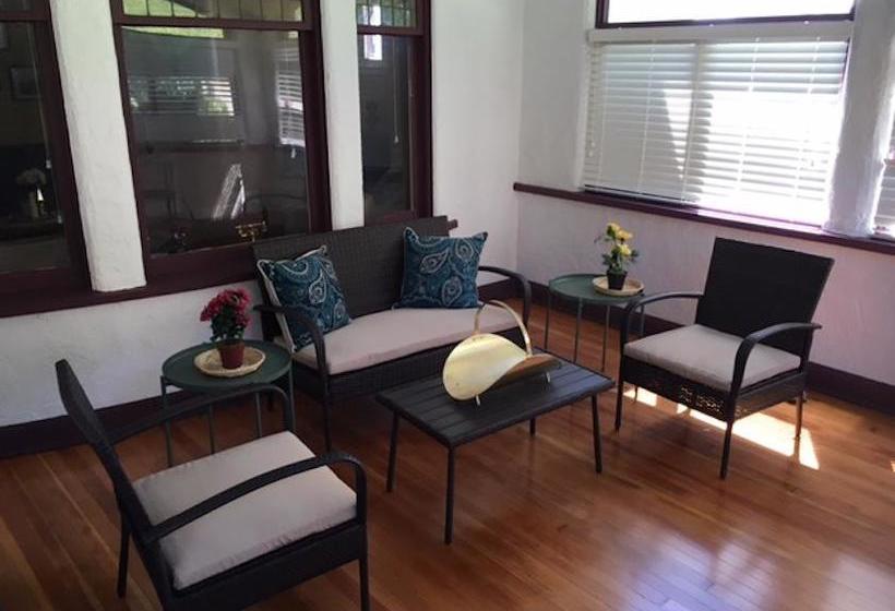 Bed and Breakfast Heritage House At Kismet Estate Winery | Oliver | British Columbia | Canada 16