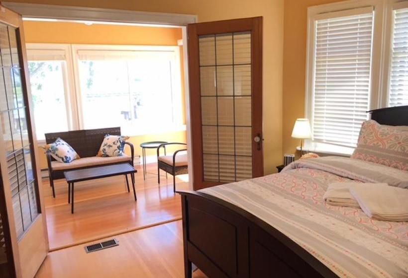 Bed and Breakfast Heritage House At Kismet Estate Winery | Oliver | British Columbia | Canada 2