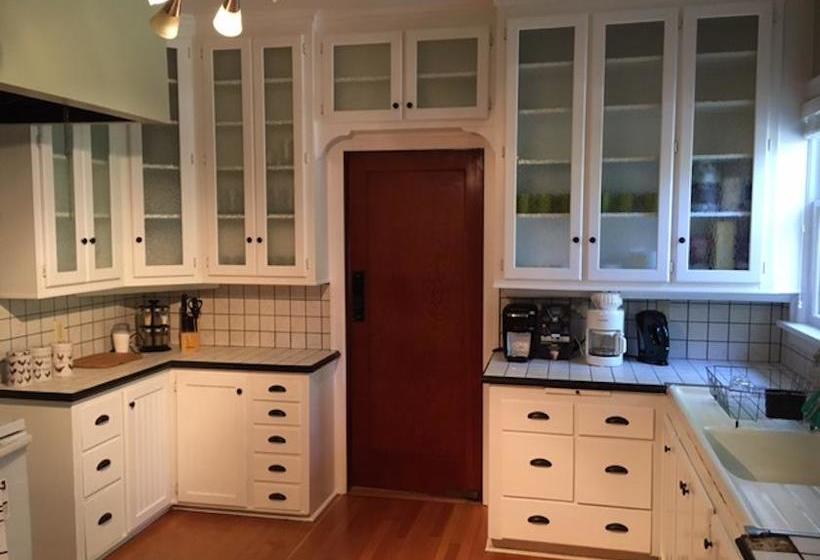 Bed and Breakfast Heritage House At Kismet Estate Winery | Oliver | British Columbia | Canada 3