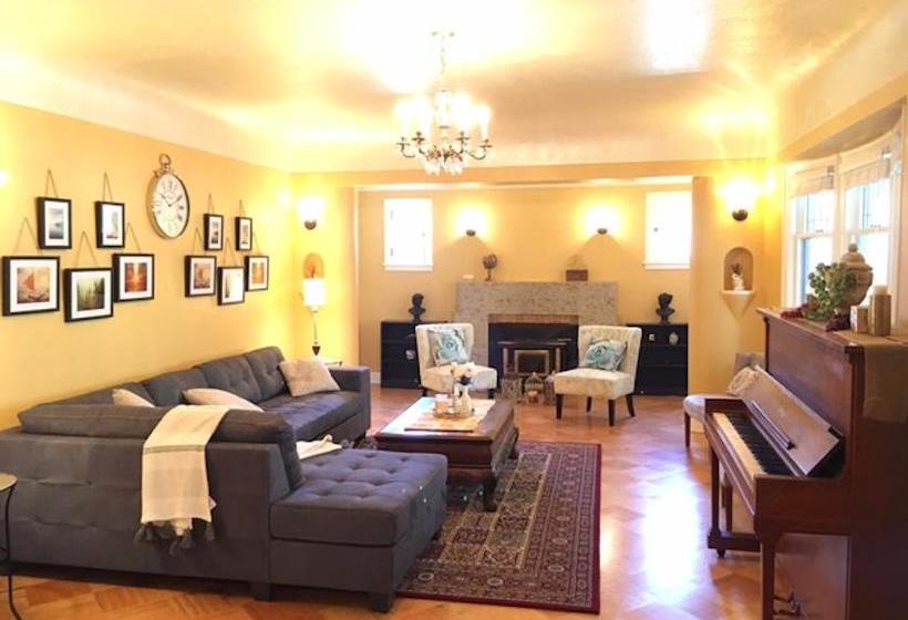 Bed and Breakfast Heritage House At Kismet Estate Winery | Oliver | British Columbia | Canada 4