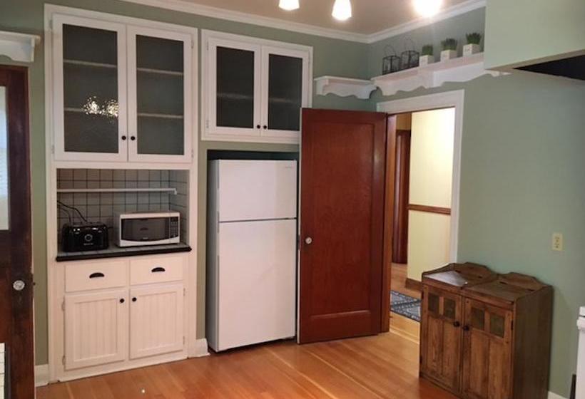 Bed and Breakfast Heritage House At Kismet Estate Winery | Oliver | British Columbia | Canada 7