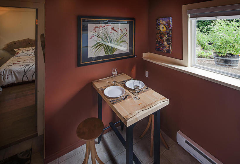 Bed and Breakfast A Boutique Artful Suite | Nanaimo | British Columbia | Canada 17