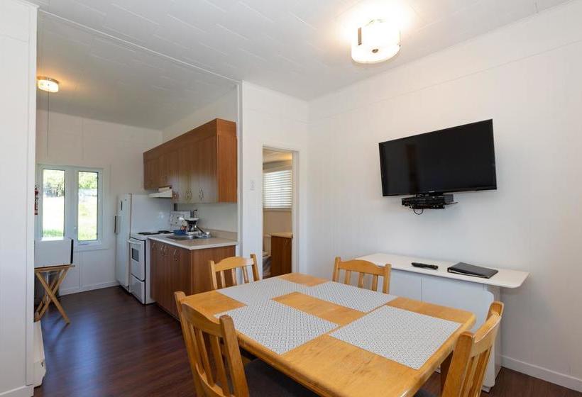 Motel Au Fleuve D Argent | Riviere du Loup | Quebec | Canada 16