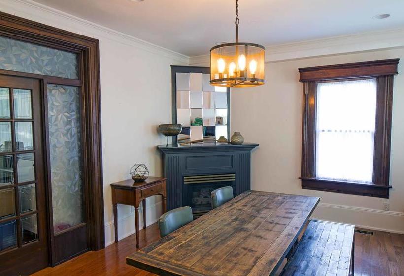 Queen Regent Bed & Breakfast Ontario