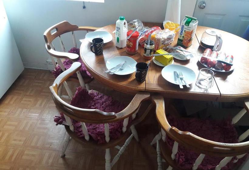 Bed and Breakfast Clean Room And Great Breakfast | Montreal | Quebec | Canada 3