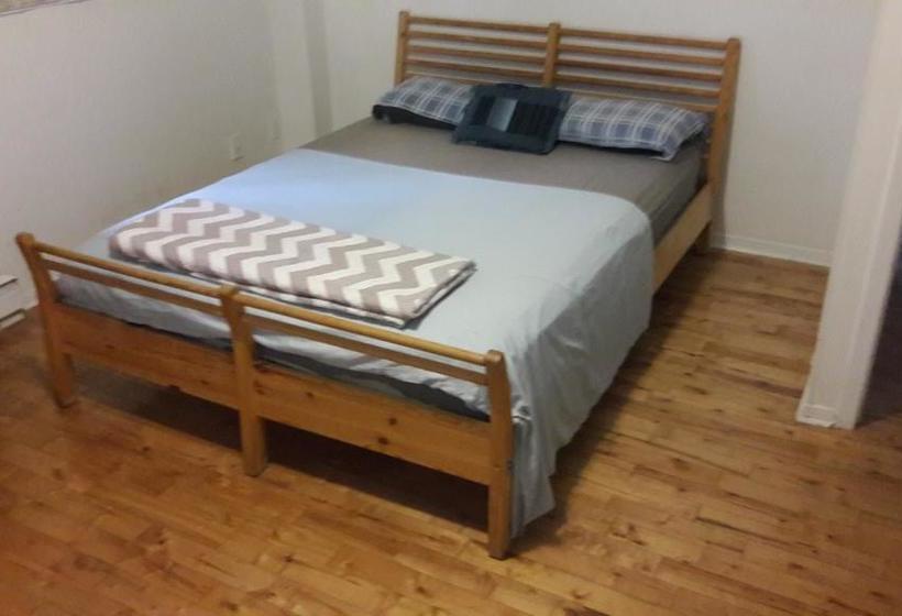 Bed and Breakfast Clean Room And Great Breakfast | Montreal | Quebec | Canada 4