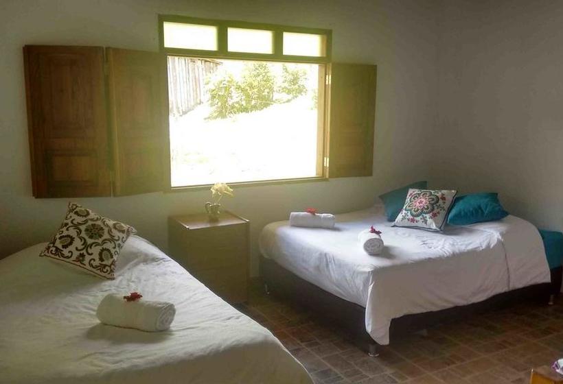 Albergue La Tángara Hostal Rural Jardín