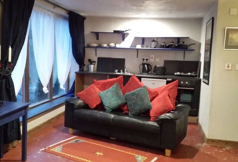 Pensión The Village B&b