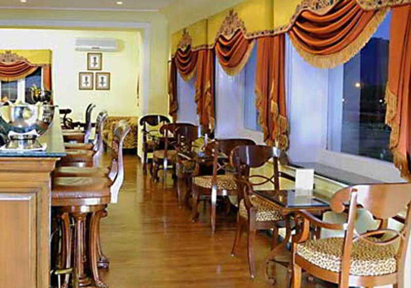 Hotel LaLiT Grand Palace 9