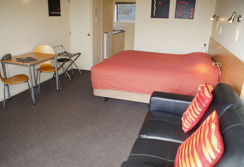 Taylor's Lodge Motel 12