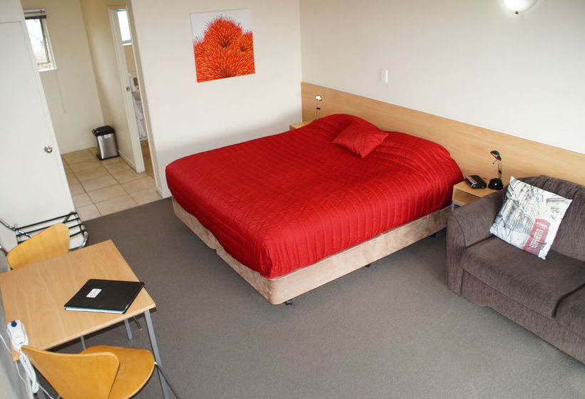 Taylor's Lodge Motel 13