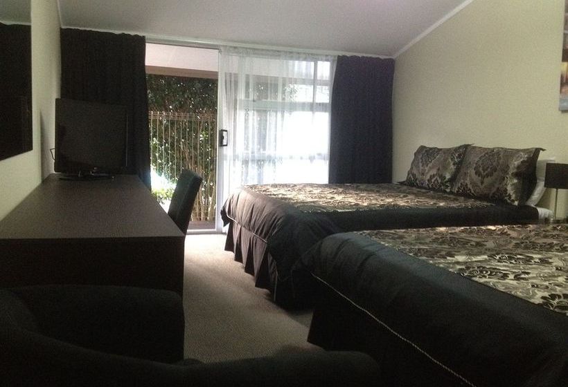 Hotel Travellers International Motor Inn 8