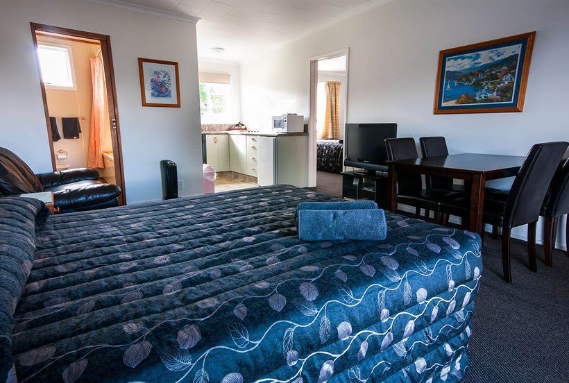 Charles Court Motel 10