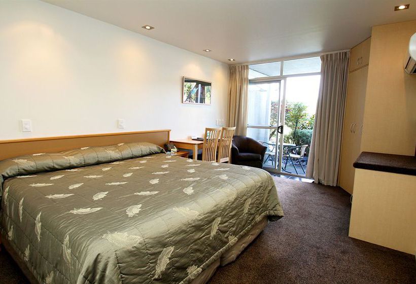 Trailways Hotel Nelson 8