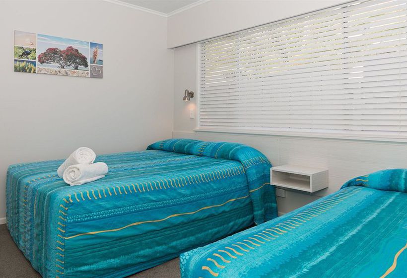 Averill Court Motel 6