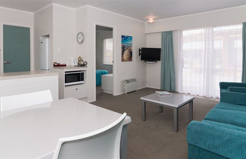 Averill Court Motel 7