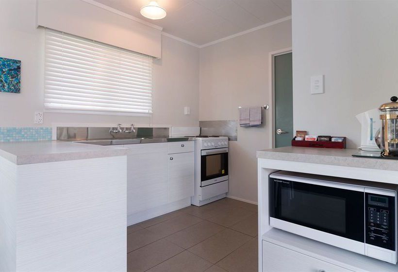 Averill Court Motel 8