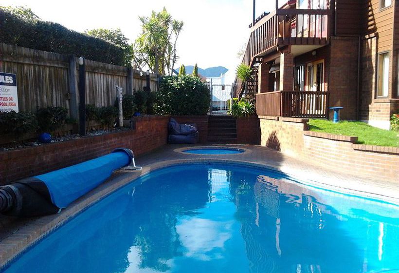 Cascades Lakefront Motel