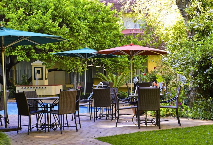 Protea Hotel by Marriott Johannesburg Balalaika Sandton 3