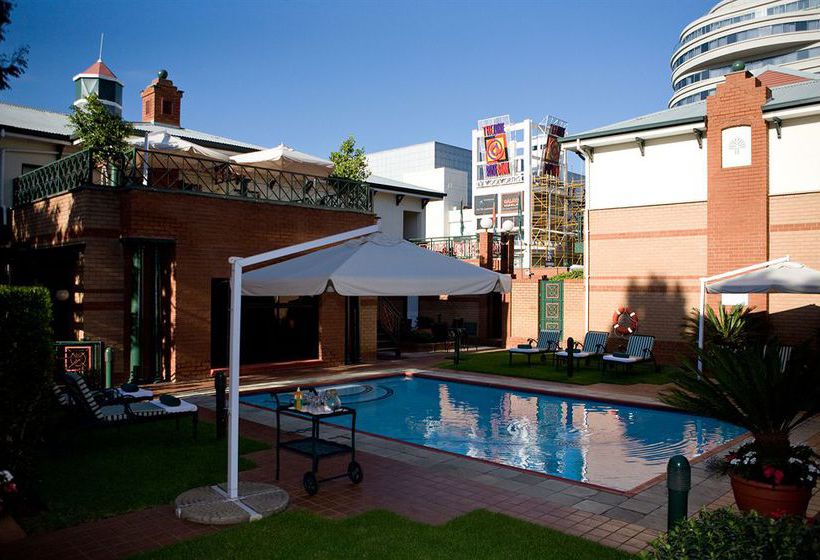 Hotel Courtyard at Rosebank 10