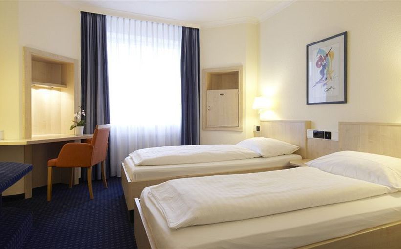InterCityHotel Freiburg 10