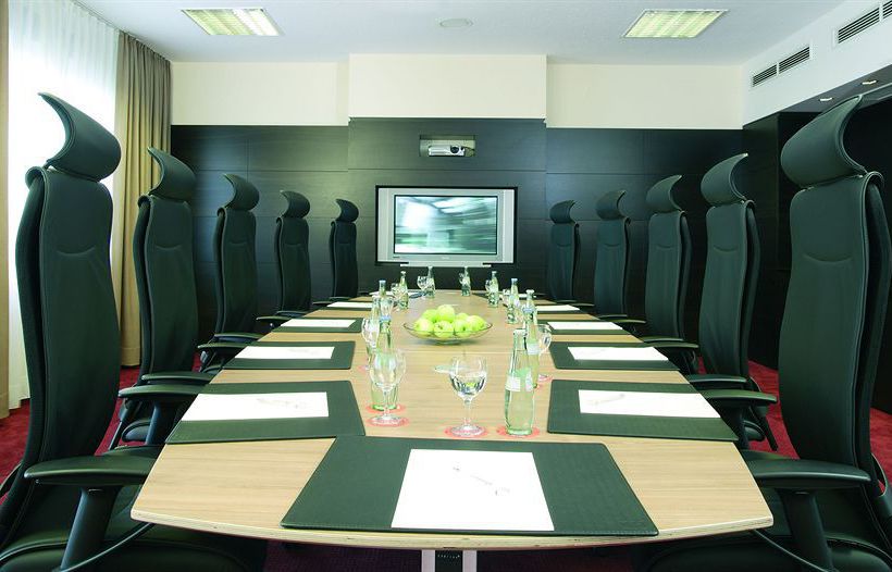 Hotel NH Frankfurt Airport 11