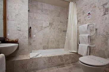 Hotel Camelot on the Square 13