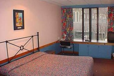 Hotel Camelot on the Square 9