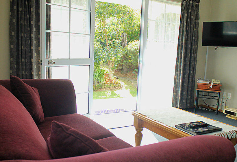 Coromandel Colonial Cottages Motel 1