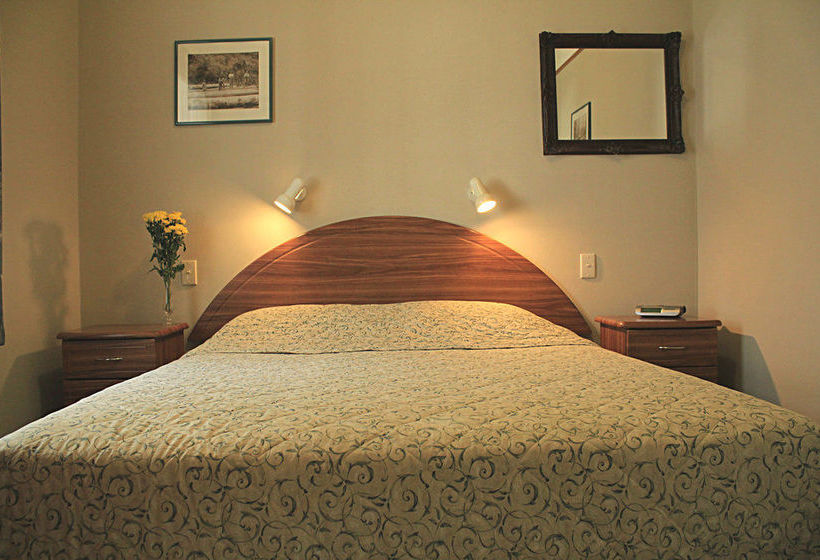 Coromandel Colonial Cottages Motel 10