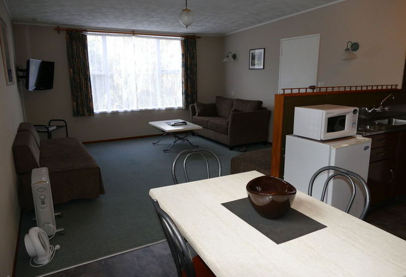 Coromandel Colonial Cottages Motel 14