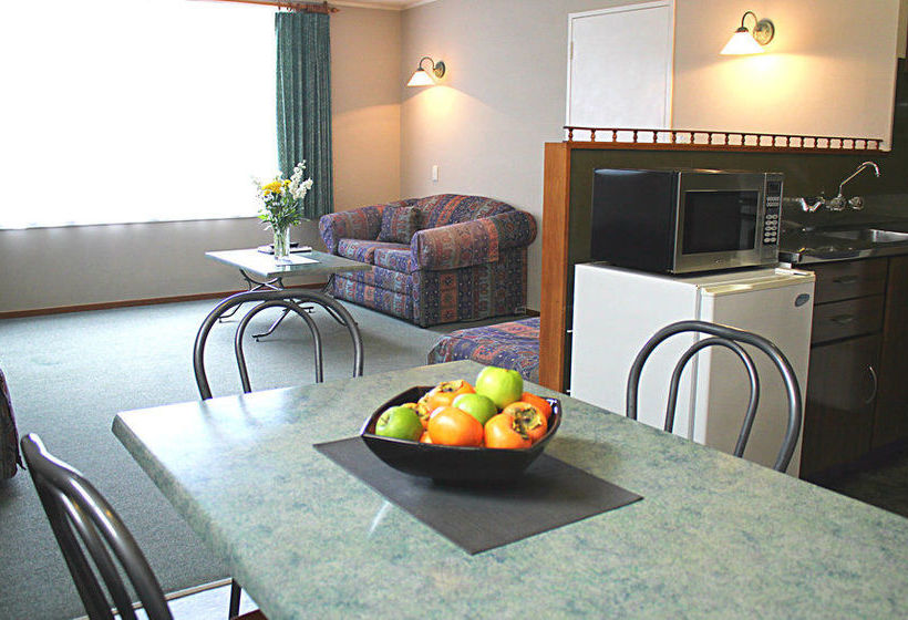 Coromandel Colonial Cottages Motel 16