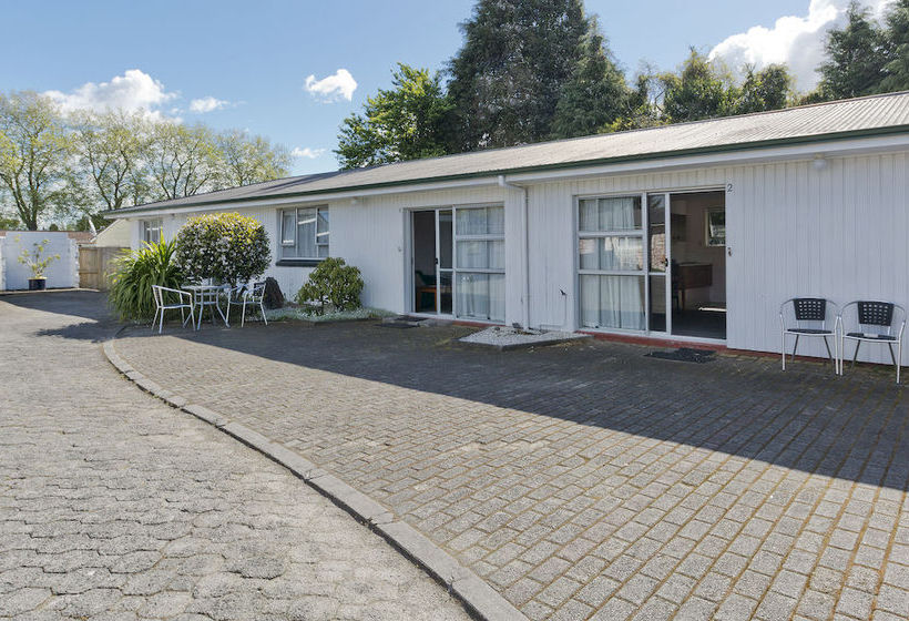 Garden Court Motel 9