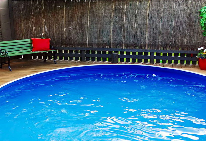 Almond Court Motel 8