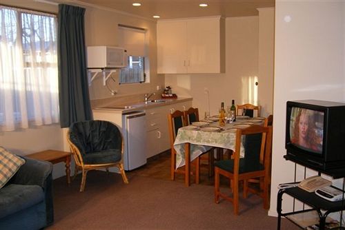 Commodore Court Motel 1