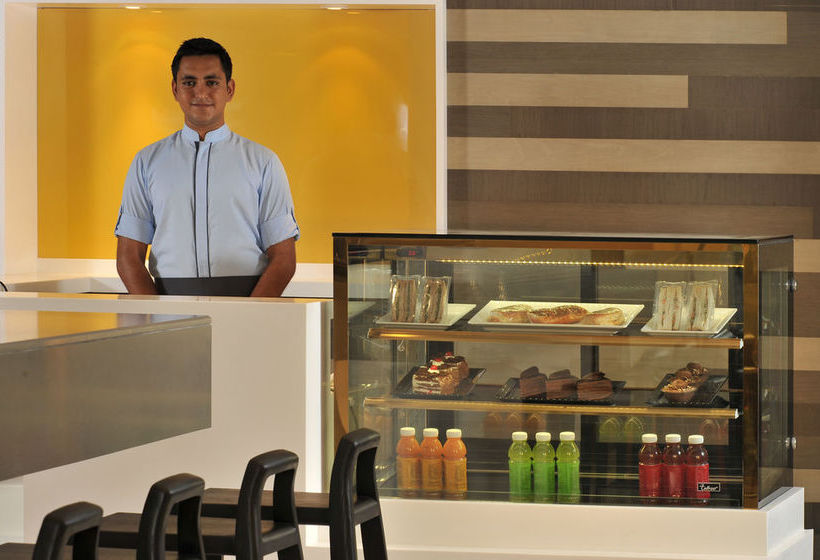 Hotel Holiday Inn Express Ahmedabad 2