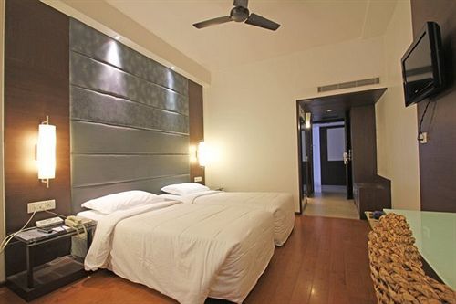 Hotel Ashraya International 11