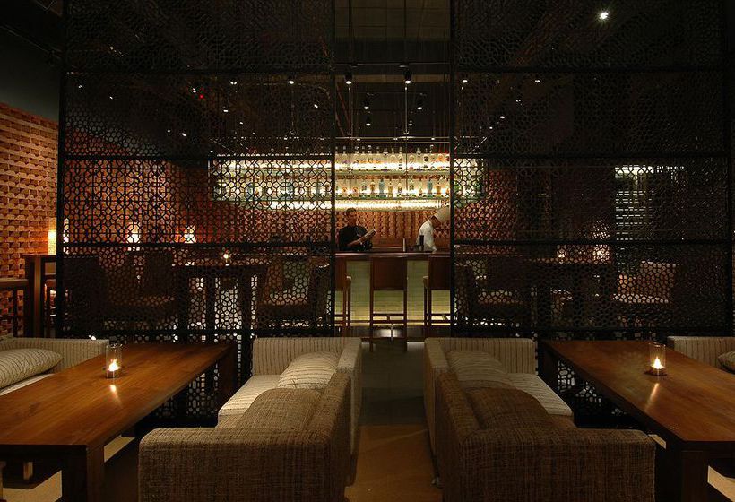 Hotel Vivanta President 1