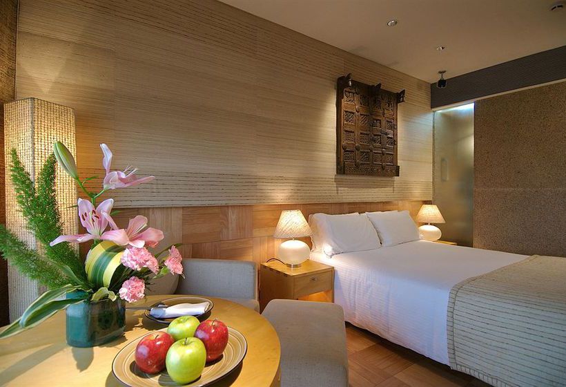 Hotel Vivanta President 12