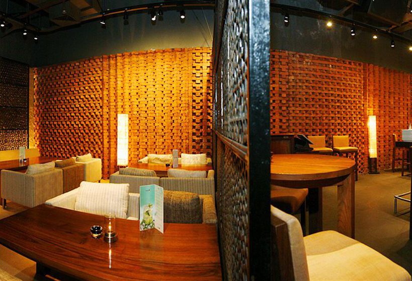 Hotel Vivanta President 14