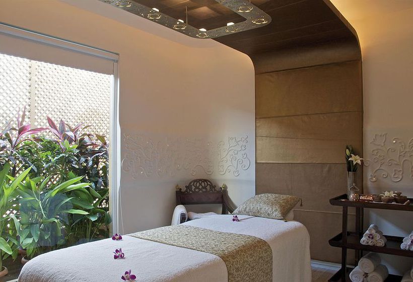 Hotel Vivanta President 15