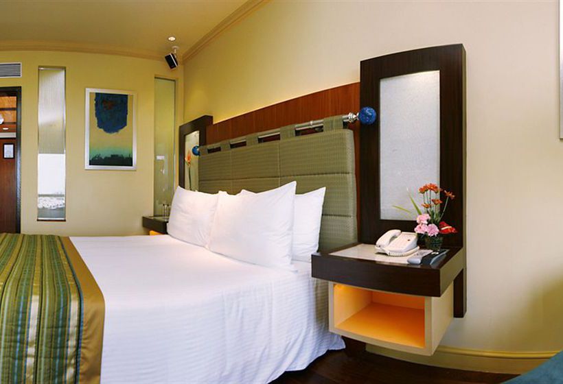 Hotel Vivanta President 19