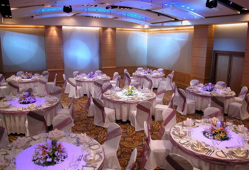 Hotel Vivanta President 7