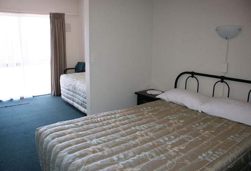 88 Wallace Court Motel 6