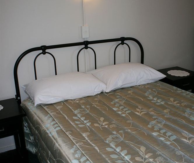 88 Wallace Court Motel 8