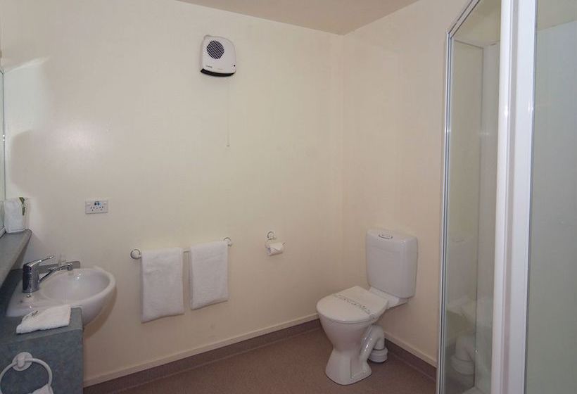 Baycourt Lakefront Motel 1