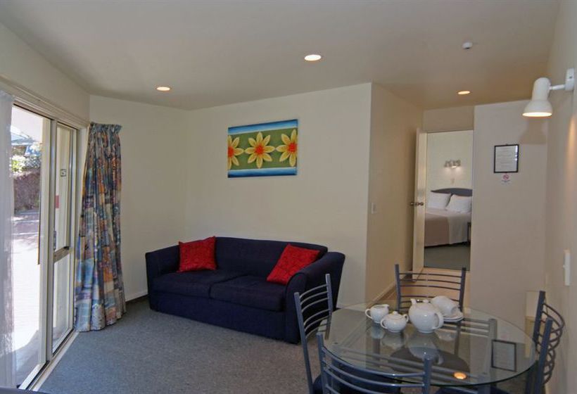 Baycourt Lakefront Motel 10