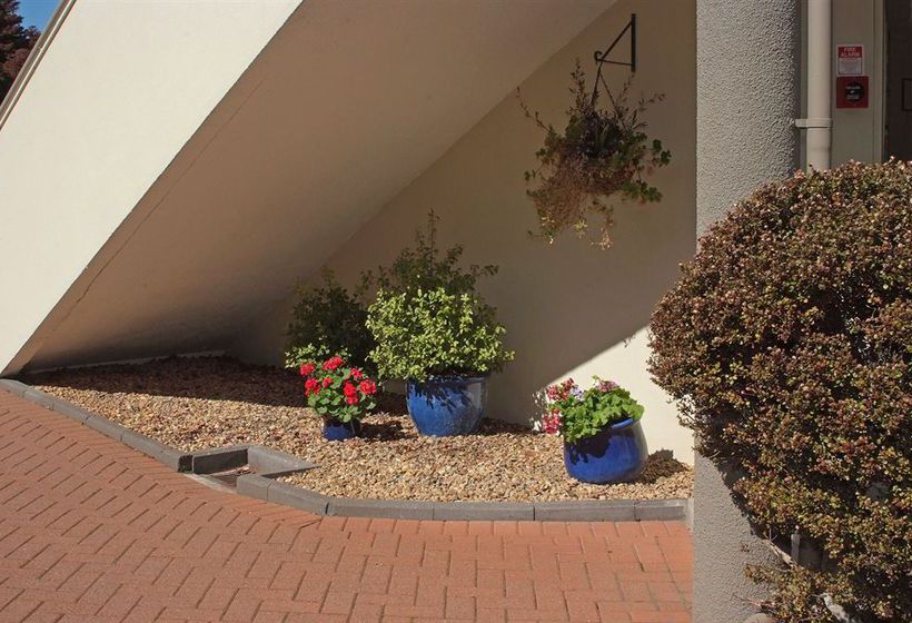 Baycourt Lakefront Motel 11