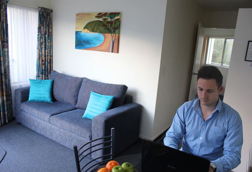 Baycourt Lakefront Motel 14