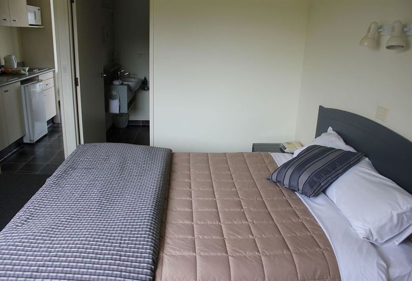 Baycourt Lakefront Motel 17